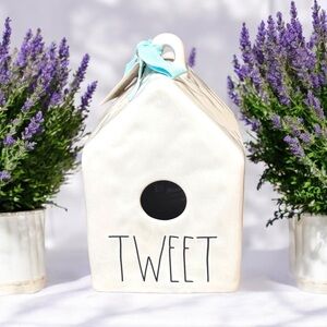 NWT Rae Dunn TWEET Birdhouse
CERAMIC Brand New Collectible Ceramic Birdhouse NEW